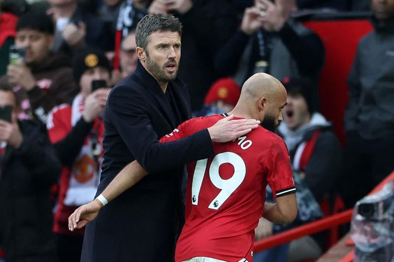 Carrick tạo ra bất ngờ với đội hình MU