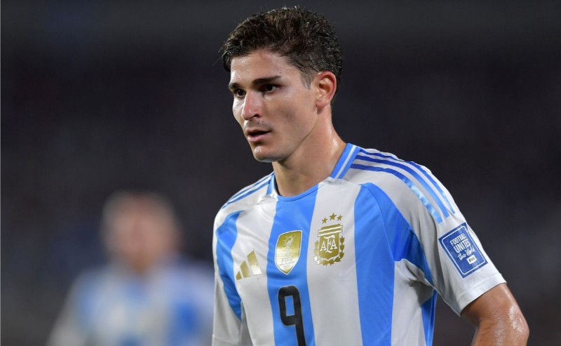 Julian Alvarez ngày càng toàn diện trên hàng công Argentina
