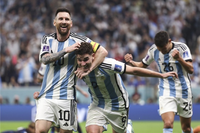 Sự thật về uy quyền của Messi tại ĐT Argentina 3 Julian Alvarez luôn học hỏi từ Messi